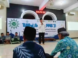 Ketua LDK PP Muhammadiyah Muhammad Arifin saat memberikan pencerahan di Baitul Arqam PCM Wiyung. (foto: ali s)