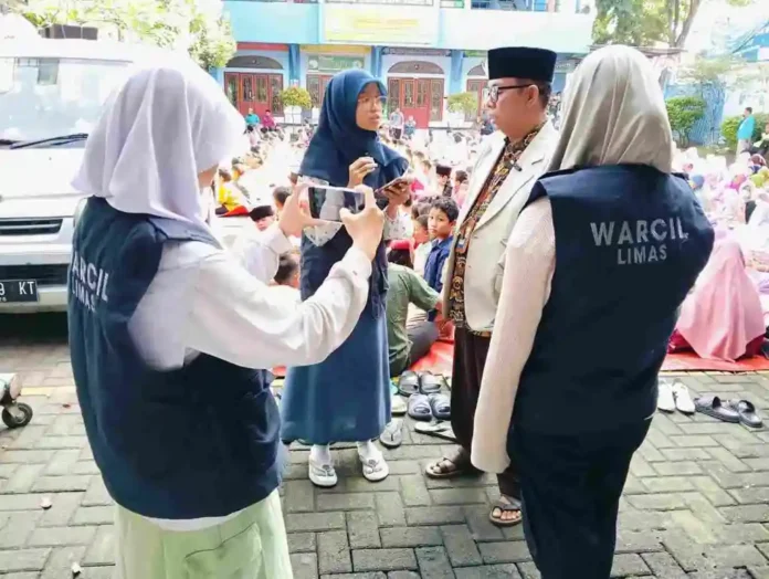 Tim WarCil SDM Limas saat Liput Simulasi Salat Idulfitri 1446 Hijriyah di Halaman Sekolah.