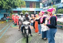 Suasana Pembagian Takjil Jelang Berbuka di Halaman SD Muhammadiyah 15 Surabaya (SDM Limas) bersama Komite IKWAM SDM Limas dan Ustad-Ustadzah SDM Limas. (Ali/PWMU.CO)