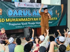 Serunya Darul Arqam Kelas 1 dan 2 SDM Limas bersama Ferry Yudi Antonius Saputro SHI MPdI Ketua MPKS PDM Kota Surabaya (Ali/PWMU.CO)