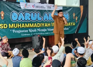 Serunya Darul Arqam Kelas 1 dan 2 SDM Limas bersama Ferry Yudi Antonius Saputro SHI MPdI Ketua MPKS PDM Kota Surabaya (Ali/PWMU.CO)