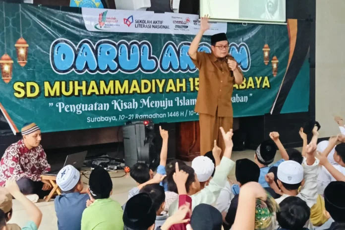 WhatsApp-Image-2025-03-12-at-07.26.59_c906d359-edited-scaled Serunya Darul Arqam Kelas 1 dan 2 SDM Limas bersama Ferry Yudi Antonius Saputro SHI MPdI Ketua MPKS PDM Kota Surabaya (Ali/PWMU.CO)
