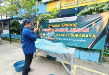 Suasana Liputan TvMu Darul Arqom SD Muhammadiyah 15 Surabaya (SDM Limas) Sebelum Simulasi Praktek Merawat Jenazah di Halaman Sekolah. (Ali/PWMU.CO)
