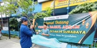 Suasana Liputan TvMu Darul Arqom SD Muhammadiyah 15 Surabaya (SDM Limas) Sebelum Simulasi Praktek Merawat Jenazah di Halaman Sekolah. (Ali/PWMU.CO)