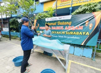 Suasana Liputan TvMu Darul Arqom SD Muhammadiyah 15 Surabaya (SDM Limas) Sebelum Simulasi Praktek Merawat Jenazah di Halaman Sekolah. (Ali/PWMU.CO)