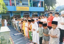 Situasi Simulasi Shalat Idul Fitri 1446 Hijriyah di Halaman Sekolah SD Muhammadiyah 15 Surabaya. (Ali/PWMU.CO)