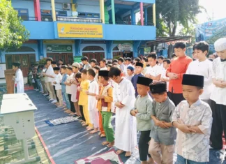 Situasi Simulasi Shalat Idul Fitri 1446 Hijriyah di Halaman Sekolah SD Muhammadiyah 15 Surabaya. (Ali/PWMU.CO)