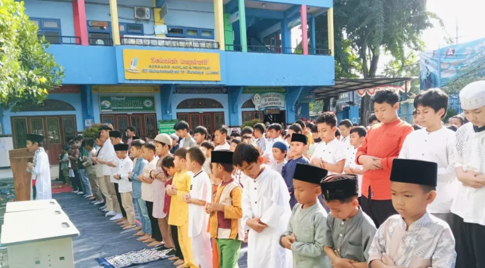 Situasi Simulasi Shalat Idul Fitri 1446 Hijriyah di Halaman Sekolah SD Muhammadiyah 15 Surabaya. (Ali/PWMU.CO)