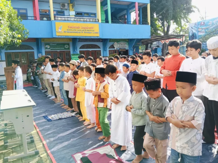 WhatsApp-Image-2025-03-25-at-22.25.15-1-edited-scaled Situasi Simulasi Shalat Idul Fitri 1446 Hijriyah di Halaman Sekolah SD Muhammadiyah 15 Surabaya. (Ali/PWMU.CO)