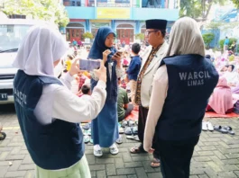Tim Wartawan Cilik SD Muhammadiyah 15 Surabaya (WarCil SDM Limas) Saat Liput Simulasi Sholat Idul Fitri 1446 Hijriyah di Halaman Sekolah. (Ali/PWMU.CO)
