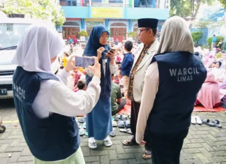 Tim Wartawan Cilik SD Muhammadiyah 15 Surabaya (WarCil SDM Limas) Saat Liput Simulasi Sholat Idul Fitri 1446 Hijriyah di Halaman Sekolah. (Ali/PWMU.CO)