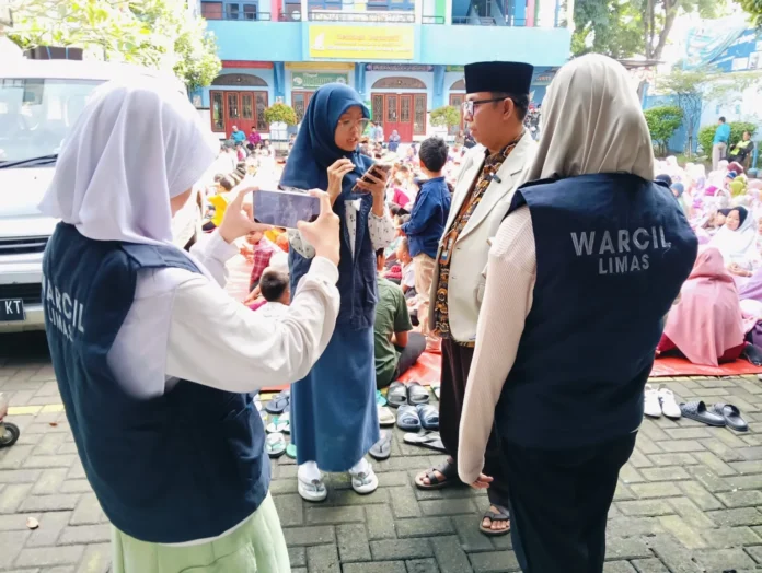 WhatsApp-Image-2025-03-30-at-4.52.57-AM-scaled Tim Wartawan Cilik SD Muhammadiyah 15 Surabaya (WarCil SDM Limas) Saat Liput Simulasi Sholat Idul Fitri 1446 Hijriyah di Halaman Sekolah. (Ali/PWMU.CO)