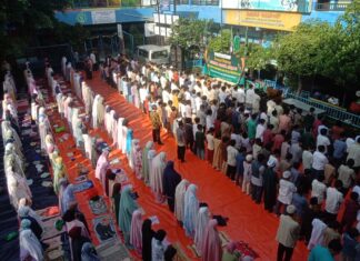 Situasi simulasi shalat Idul Fitri 1446 Hijriah di halaman sekolah SD Muhammadiyah 15 Surabaya. (Ali/KLIKMU.CO)