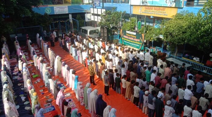 Situasi simulasi shalat Idul Fitri 1446 Hijriah di halaman sekolah SD Muhammadiyah 15 Surabaya. (Ali/KLIKMU.CO)