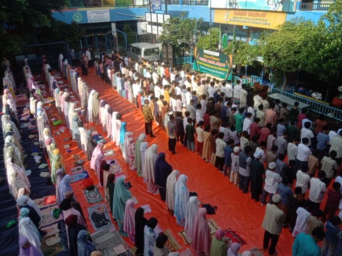 daa9304f-242c-46c9-809b-699e5026cda5 Situasi simulasi shalat Idul Fitri 1446 Hijriah di halaman sekolah SD Muhammadiyah 15 Surabaya. (Ali/KLIKMU.CO)