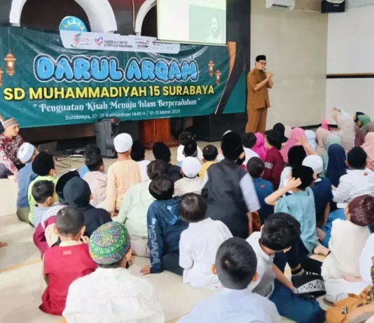 Darul Arqom SDM Limas di Masjid At Taqwa Bersama Ustaz Ferry Yudi Antonius Saputro. foto: ali shodiqin