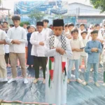 Simulasi Salat Id di halaman SDM Limas. foto: ali shodiqin
