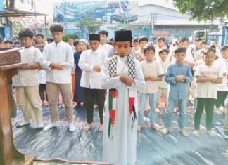 Simulasi Salat Id di halaman SDM Limas. foto: ali shodiqin