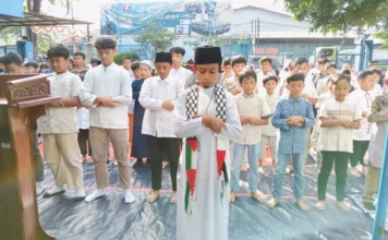Simulasi Salat Id di halaman SDM Limas. foto: ali shodiqin