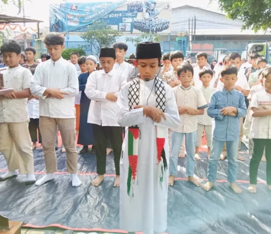 Simulasi Salat Id di halaman SDM Limas. foto: ali shodiqin