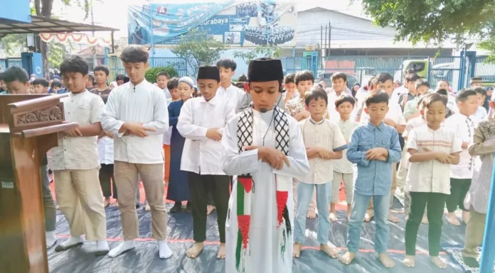 Simulasi Salat Id di halaman SDM Limas. foto: ali shodiqin