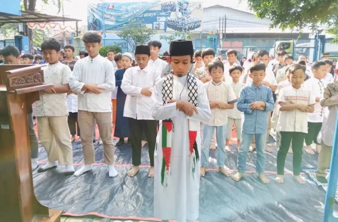 Simulasi Salat Id di halaman SDM Limas. foto: ali shodiqin