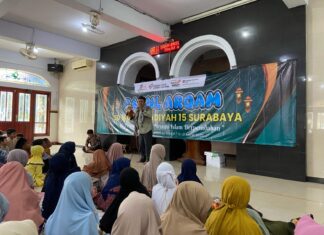 Peserta Darul Arqam 2025 Kelas 1 dan 2 SD Muhammadiyah 15 Surabaya (SDM Limas) mendengarkan kisah inspiratif dari Pak Eko dan boneka Toby. (Ali/KLIKMU.CO)