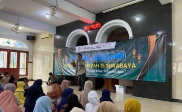Peserta Darul Arqam 2025 Kelas 1 dan 2 SD Muhammadiyah 15 Surabaya (SDM Limas) mendengarkan kisah inspiratif dari Pak Eko dan boneka Toby. (Ali/KLIKMU.CO)