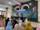 Peserta Darul Arqam 2025 Kelas 1 dan 2 SD Muhammadiyah 15 Surabaya (SDM Limas) mendengarkan kisah inspiratif dari Pak Eko dan boneka Toby. (Ali/KLIKMU.CO)