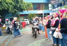 Suasana Pembagian Takjil Jelang Berbuka di Halaman SD Muhammadiyah 15 Surabaya (SDM Limas) bersama Komite IKWAM SDM Limas dan Ustad-Ustadzah SDM Limas. (Ali/PWMU.CO)