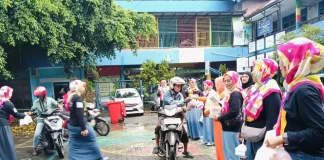 Suasana Pembagian Takjil Jelang Berbuka di Halaman SD Muhammadiyah 15 Surabaya (SDM Limas) bersama Komite IKWAM SDM Limas dan Ustad-Ustadzah SDM Limas. (Ali/PWMU.CO)