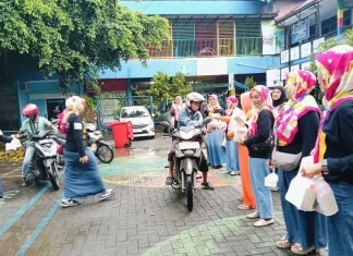 Suasana Pembagian Takjil Jelang Berbuka di Halaman SD Muhammadiyah 15 Surabaya (SDM Limas) bersama Komite IKWAM SDM Limas dan Ustad-Ustadzah SDM Limas. (Ali/PWMU.CO)