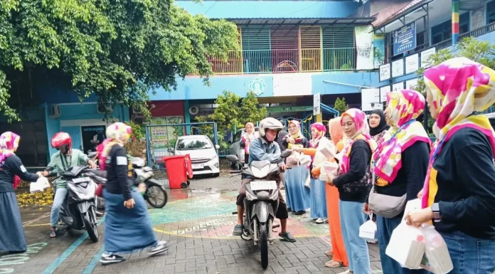 Suasana Pembagian Takjil Jelang Berbuka di Halaman SD Muhammadiyah 15 Surabaya (SDM Limas) bersama Komite IKWAM SDM Limas dan Ustad-Ustadzah SDM Limas. (Ali/PWMU.CO)