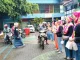 Suasana Pembagian Takjil Jelang Berbuka di Halaman SD Muhammadiyah 15 Surabaya (SDM Limas) bersama Komite IKWAM SDM Limas dan Ustad-Ustadzah SDM Limas. (Ali/PWMU.CO)