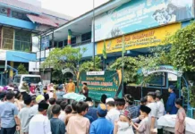 Suasana Peserta Darul Arqam SDM Limas saat simulasi praktik memandikan jenazah di halaman sekolah.
