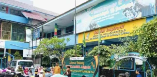 Suasana Peserta Darul Arqam SDM Limas saat simulasi praktik memandikan jenazah di halaman sekolah.