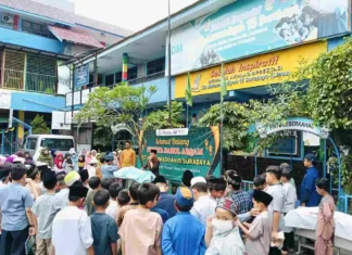 Suasana Peserta Darul Arqam SDM Limas saat simulasi praktik memandikan jenazah di halaman sekolah.