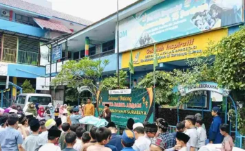 Suasana Peserta Darul Arqam SDM Limas saat simulasi praktik memandikan jenazah di halaman sekolah.