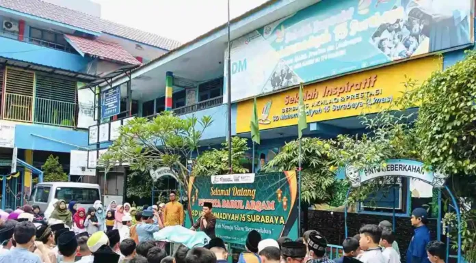Suasana Peserta Darul Arqam SDM Limas saat simulasi praktik memandikan jenazah di halaman sekolah.