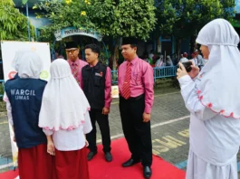 Suasana Wartawan Cilik (Warcil) SD Muhammadiyah 15 Surabaya (SDM Limas) liput Launching Zikra Cilik di Halaman SDM Limas