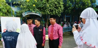 Suasana Wartawan Cilik (Warcil) SD Muhammadiyah 15 Surabaya (SDM Limas) liput Launching Zikra Cilik di Halaman SDM Limas