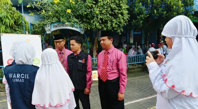 Suasana Wartawan Cilik (Warcil) SD Muhammadiyah 15 Surabaya (SDM Limas) liput Launching Zikra Cilik di Halaman SDM Limas