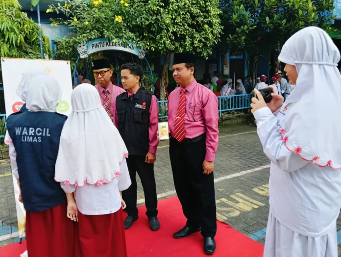 WhatsApp-Image-2025-04-28-at-15.23.02-scaled Suasana Wartawan Cilik (Warcil) SD Muhammadiyah 15 Surabaya (SDM Limas) liput Launching Zikra Cilik di Halaman SDM Limas