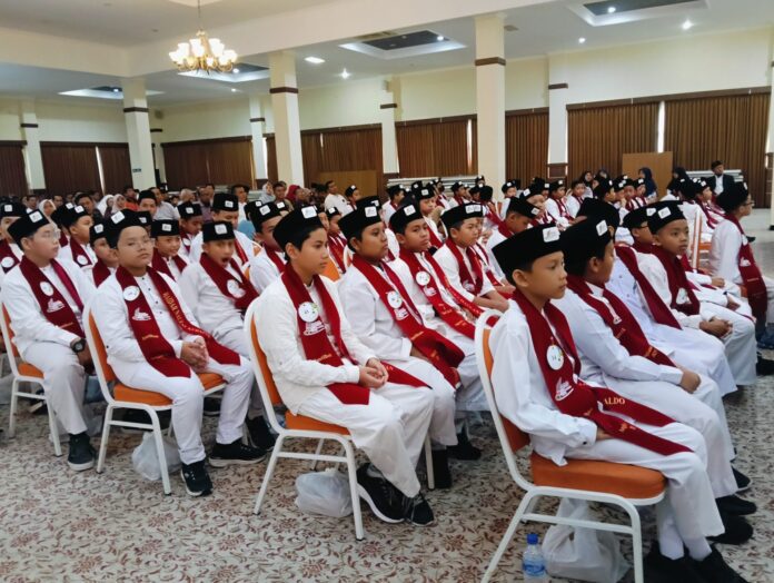 68fab942-2ee1-4ab6-b119-4a5b3d1bfe79-scaled-e1746409876817 Suasana Imtihan ke-XII dan Tasmi Tahfid ke-IV SD Muhammadiyah 15 Surabaya (SDM Limas) di ruang BBPMP Jawa Timur.