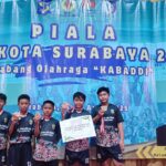 Tim Kabaddi SD Muhammadiyah 15 Surabaya (SDM Limas) menerima penghargaan Juara 3 Piala Walikota Surabaya 2025. (Ali/KLIKMU.CO)