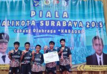 Tim Kabaddi SD Muhammadiyah 15 Surabaya (SDM Limas) menerima penghargaan Juara 3 Piala Walikota Surabaya 2025. (Ali/KLIKMU.CO)