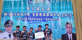 Tim Kabaddi SD Muhammadiyah 15 Surabaya (SDM Limas) menerima penghargaan Juara 3 Piala Walikota Surabaya 2025. (Ali/KLIKMU.CO)