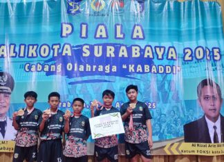 Tim Kabaddi SD Muhammadiyah 15 Surabaya (SDM Limas) menerima penghargaan Juara 3 Piala Walikota Surabaya 2025. (Ali/KLIKMU.CO)