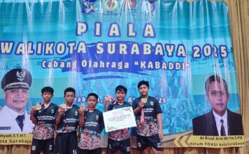 Tim Kabaddi SD Muhammadiyah 15 Surabaya (SDM Limas) menerima penghargaan Juara 3 Piala Walikota Surabaya 2025. (Ali/KLIKMU.CO)