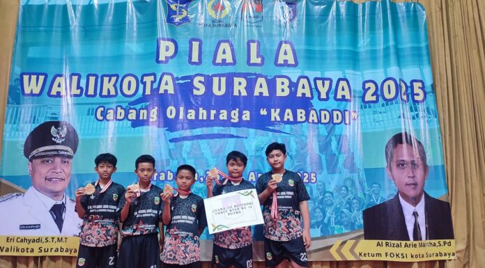 Tim Kabaddi SD Muhammadiyah 15 Surabaya (SDM Limas) menerima penghargaan Juara 3 Piala Walikota Surabaya 2025. (Ali/KLIKMU.CO)